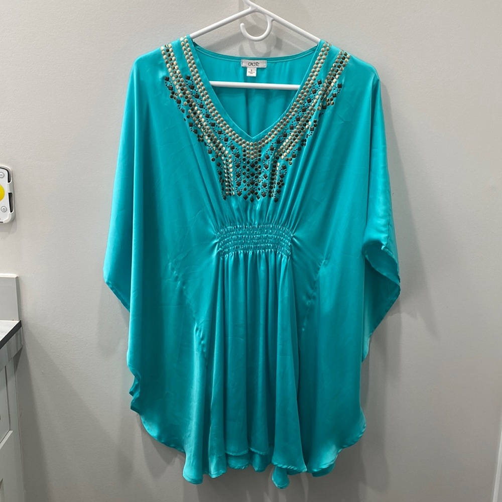 Cache top. Gorgeous green colors great condition.